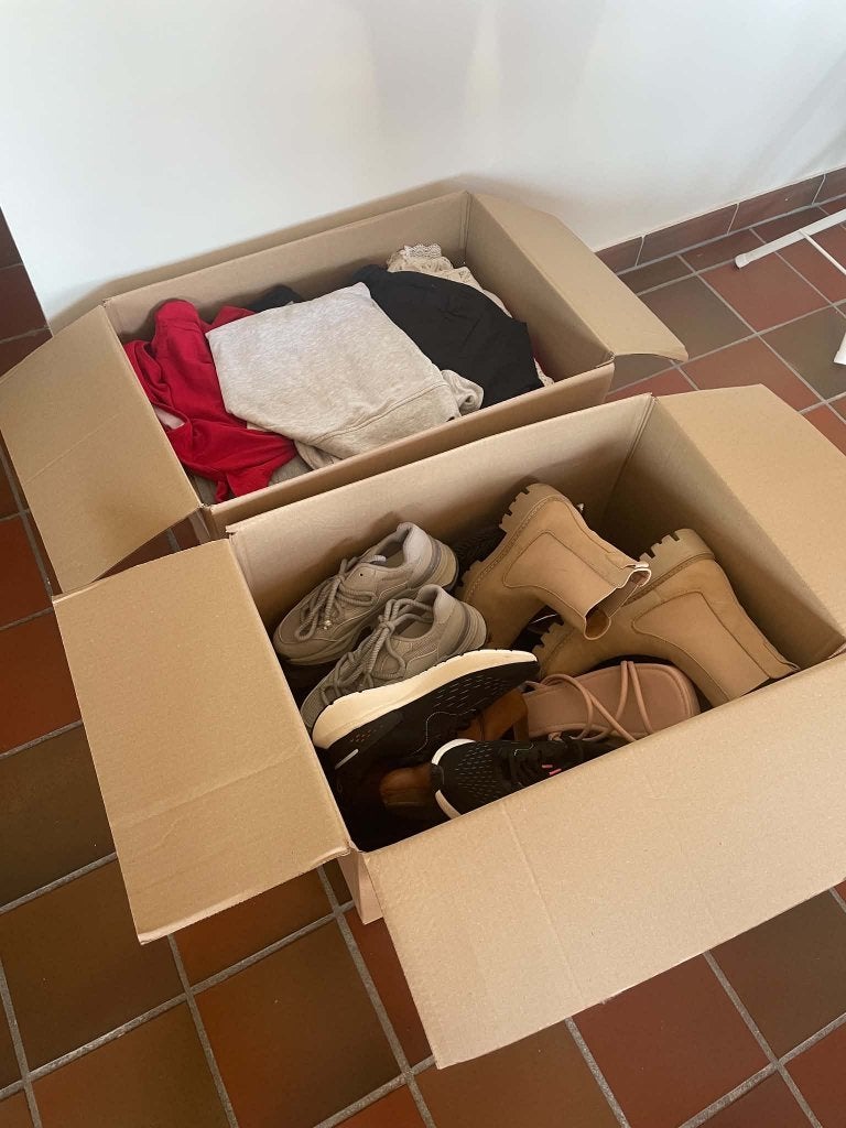 Gratis op te halen: 2 Dozen dames kleding/schoenen, Ophalen, Gedragen