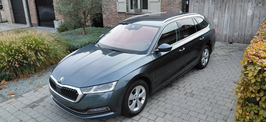 Skoda Octavia 1.5TSI DSG eTec Hybride Clever - Nieuwstaat, Autos, Argent ou Gris, Achat, Entreprise, Réception radio numérique