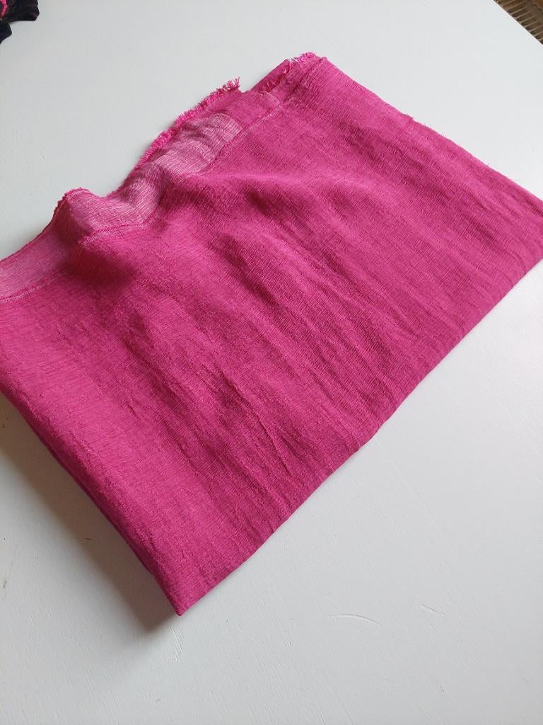 2 mètres de tissu plissé fuchsia crinkle look, Neuf, Rose, 120 cm ou plus, Polyester