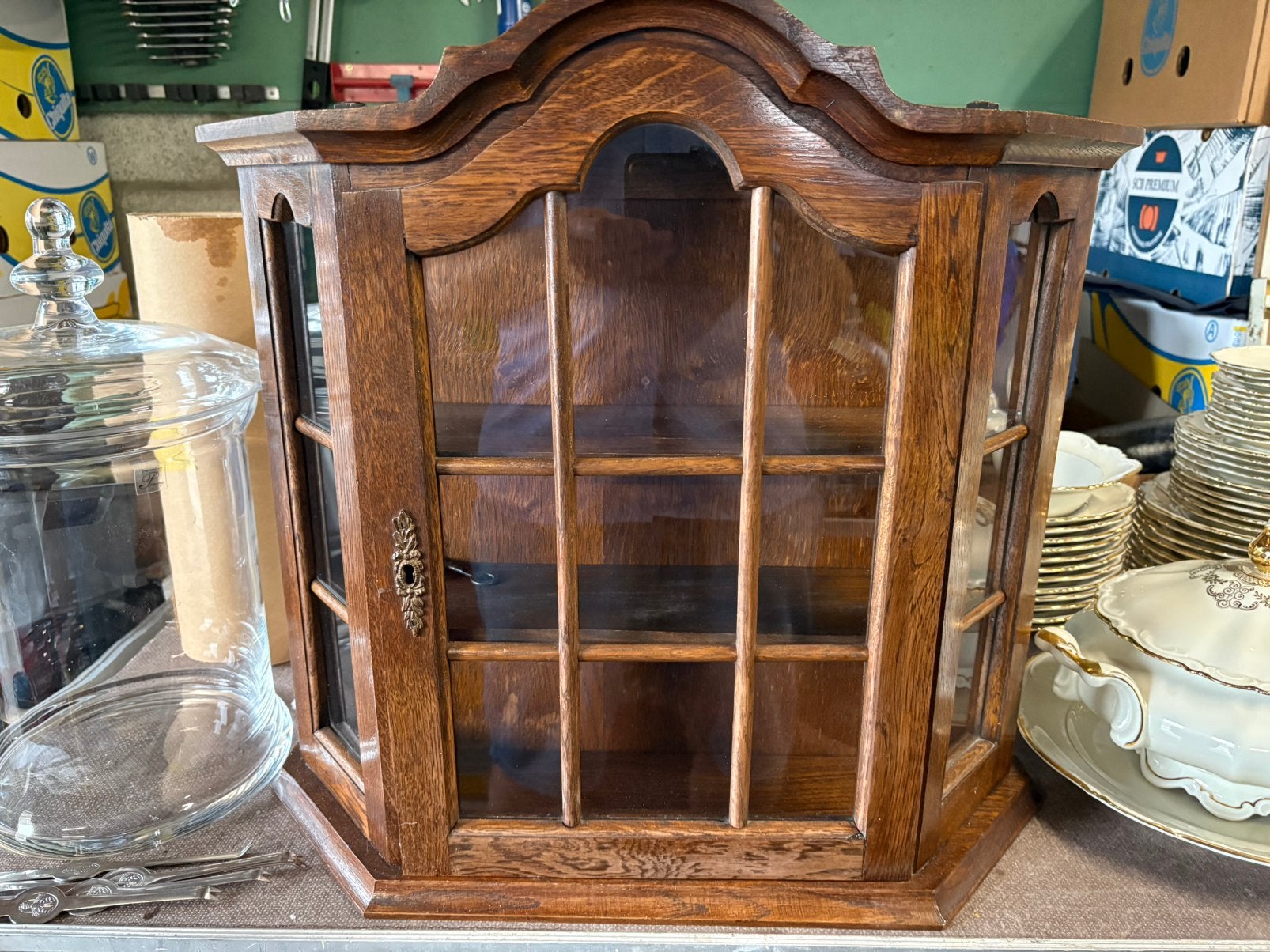 Vitrine murale/armoire suspendue en chêne vintage classique, Maison & Meubles, Armoires | Vitrines, Enlèvement, Utilisé, Verre
