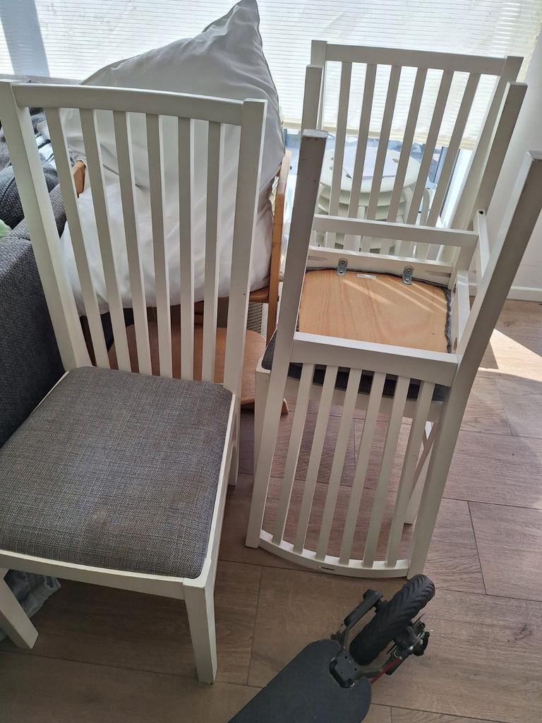 Witte stoelen met bekleding van ikea, Enlèvement