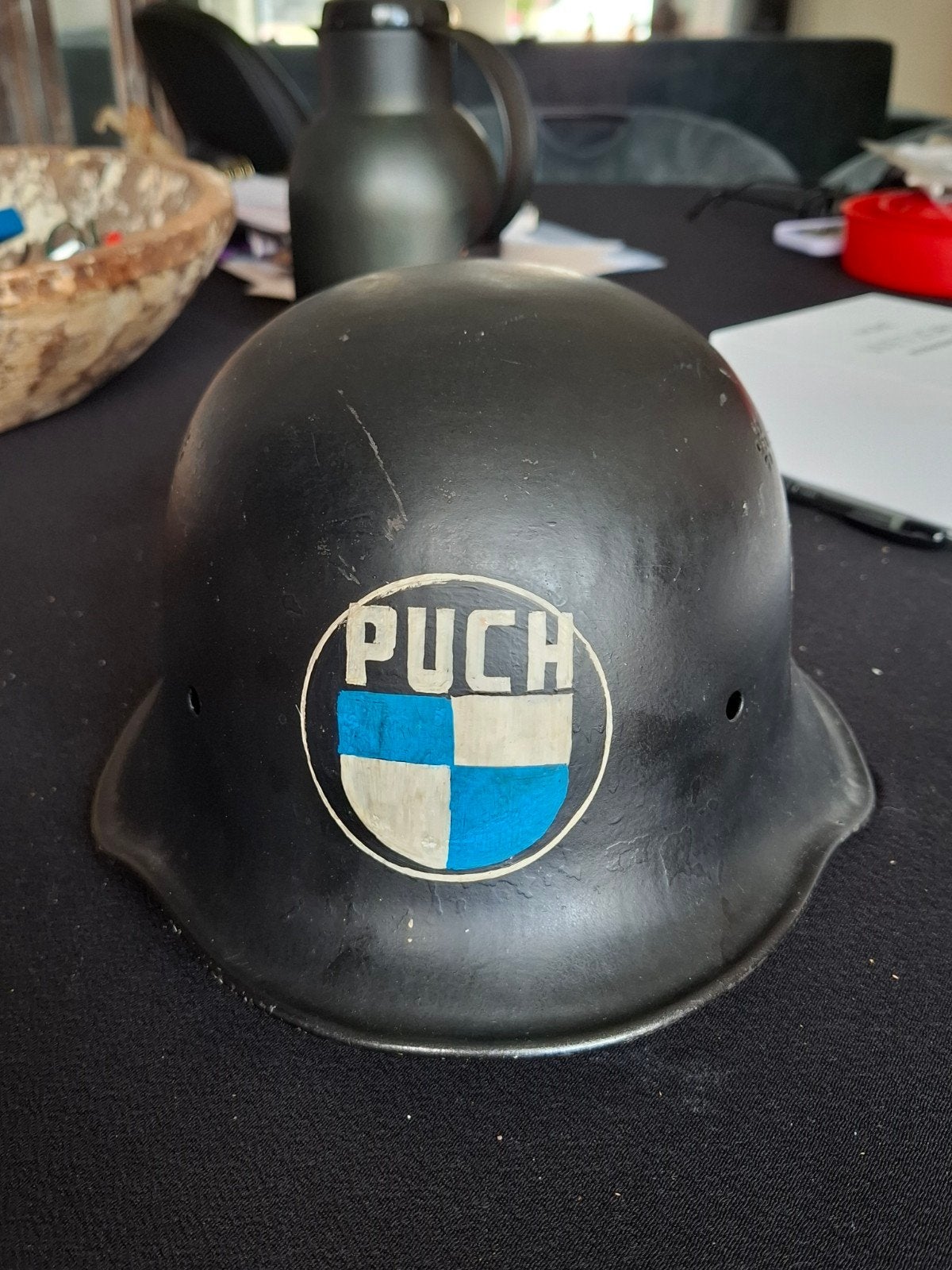 Duitse helm met puch logo, Ophalen