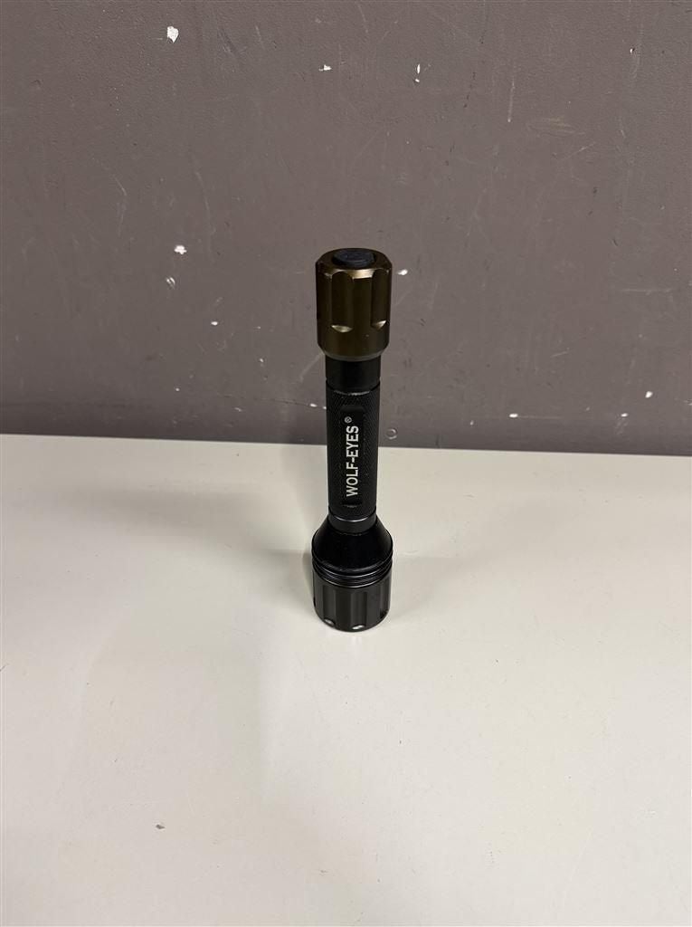 Zaklamp - wolf-eyes rattlesnake M90 flashlight - zonder batt, Caravanes & Camping, Lampes de poche, Enlèvement ou Envoi, Comme neuf