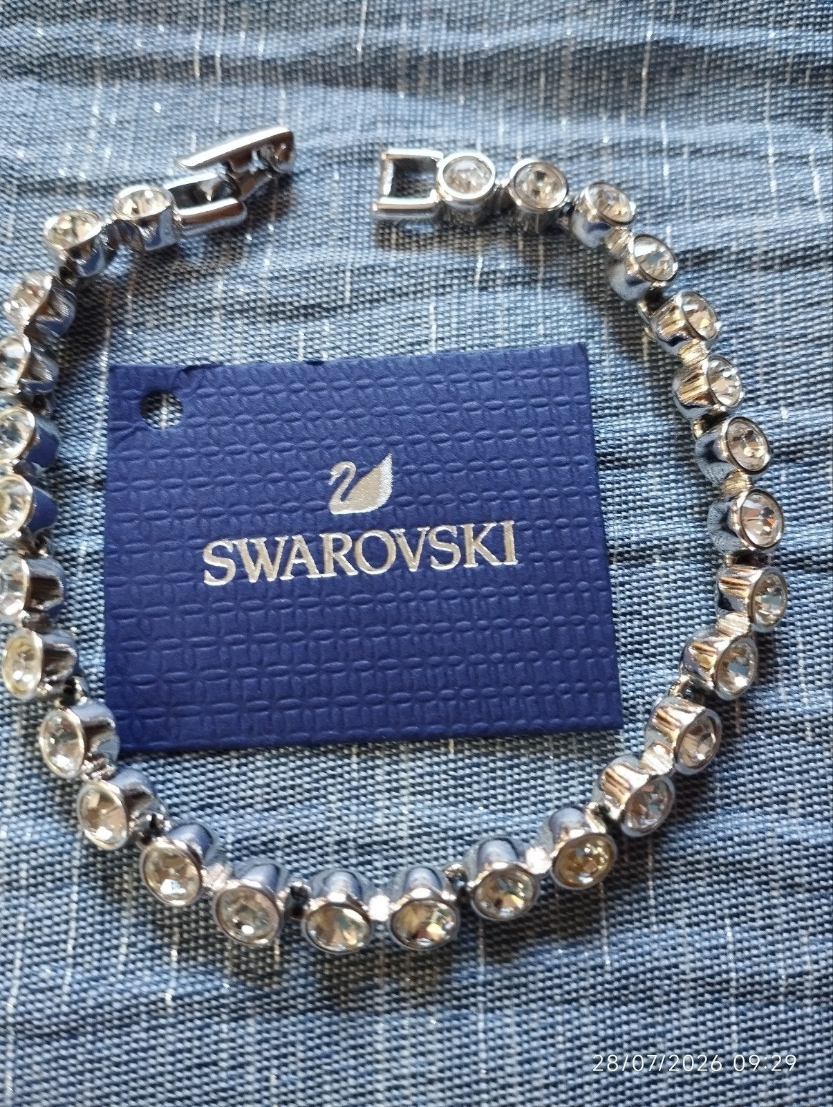 bracelets Swarovski, Enlèvement