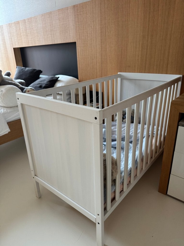 Wit houten babybedje — bijna nieuw, incl. matras, Ophalen, Zo goed als nieuw, Minder dan 140 cm, Matras