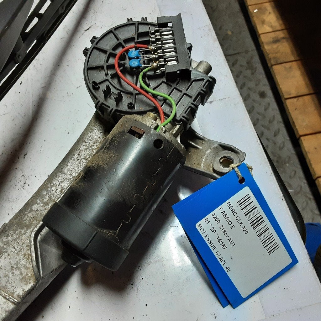 MOTEUR ESSUIE-GLACE ARRIÈRE CLK (C208) (0390241420), Autos : Pièces & Accessoires, Utilisé, Mercedes-Benz