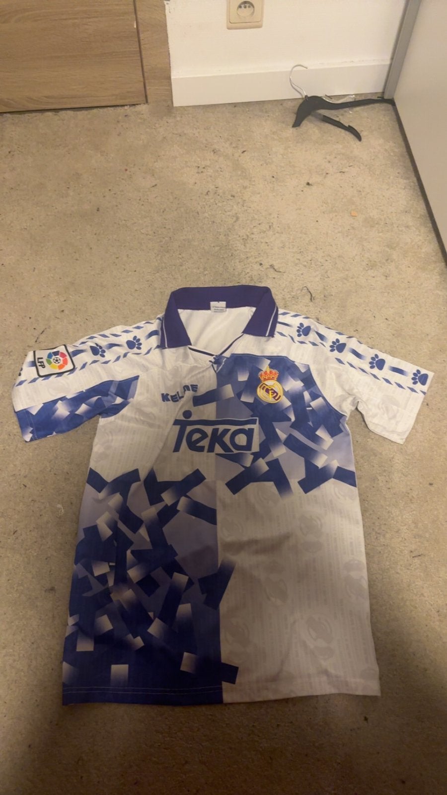 real madrid voetbalshirt( retro ), Kleding | Heren, Sportkleding, Ophalen of Verzenden, Zo goed als nieuw, Maat 48/50 (M)