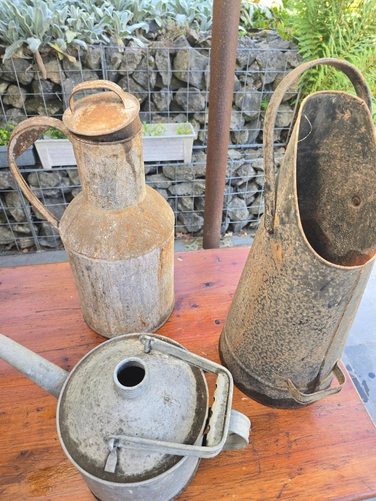 Lot oude metalen melk- en waterkannen, Ophalen