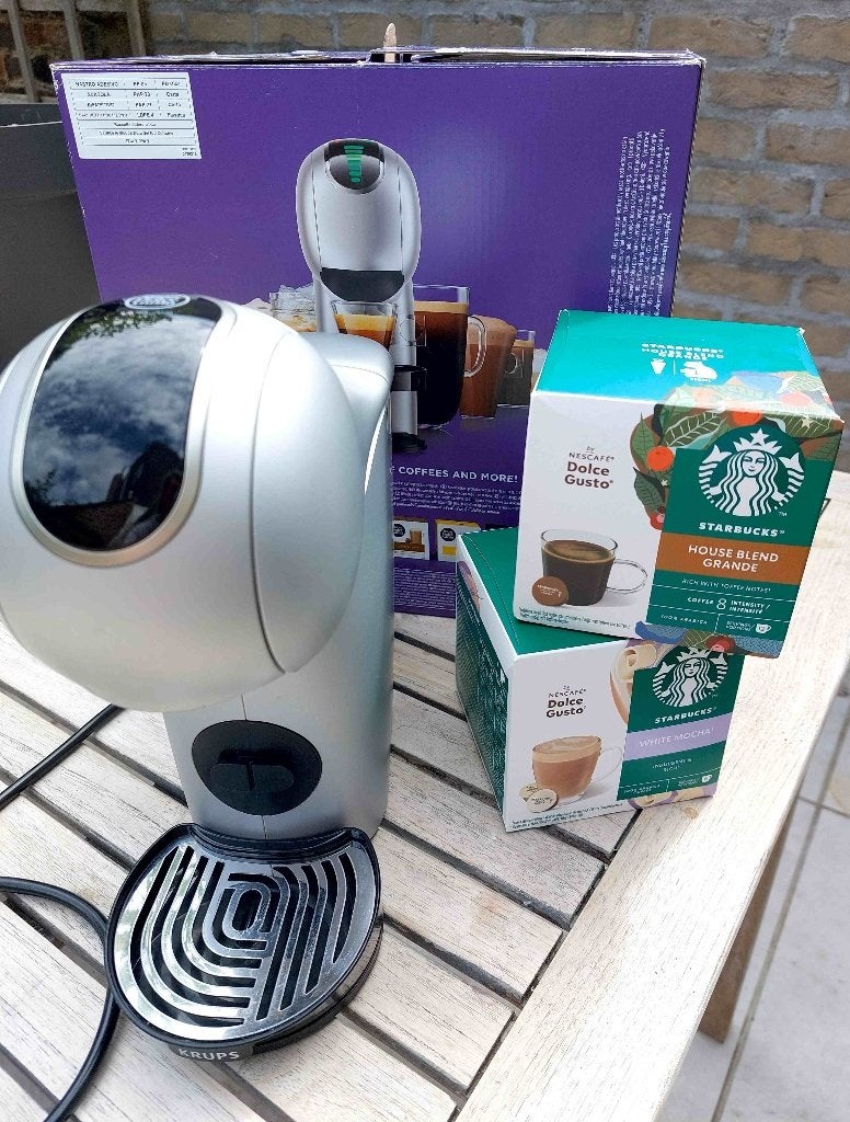 Dolce Gusto Genio S + 2 boites Starbucks, Réservoir d'eau amovible, Dosettes et capsules de café, Utilisé, 4 à 10 tasses