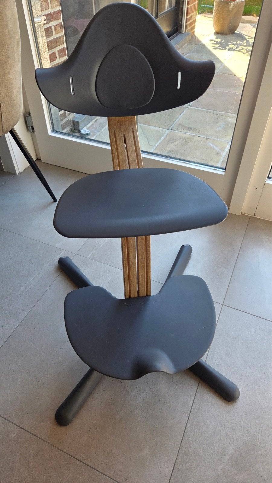 Chaise pour enfant Stokke Nomi - gris foncé/bois - excellent, Enlèvement, Chaise évolutive