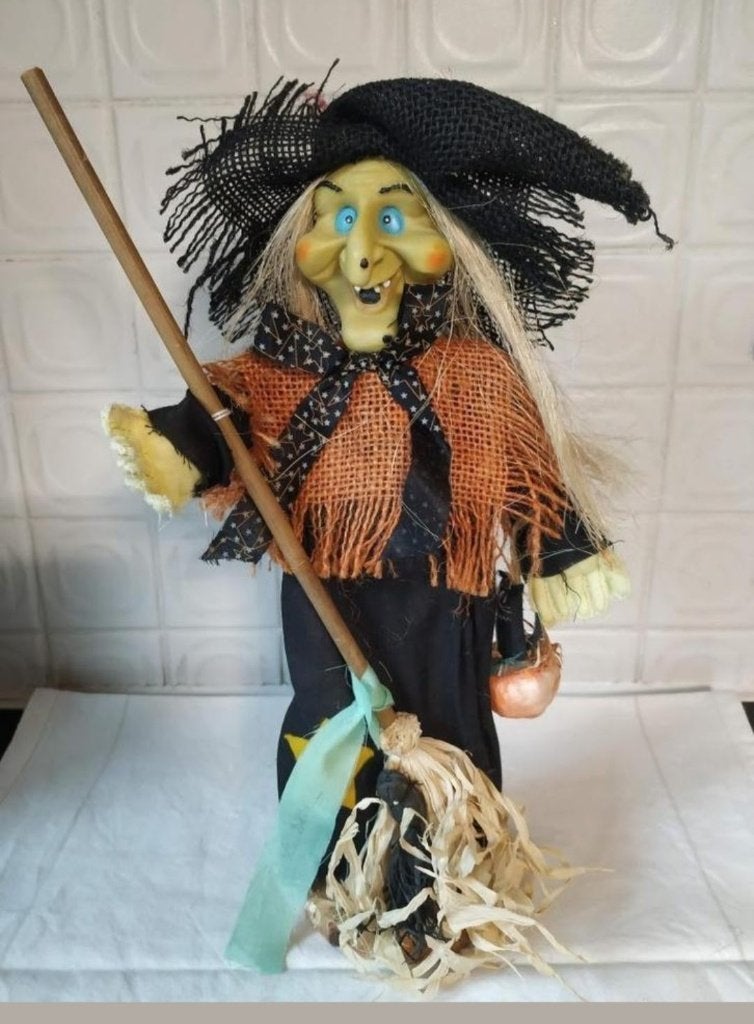 halloween heks op houten staander 35 cm, Ophalen of Verzenden, Feestartikel