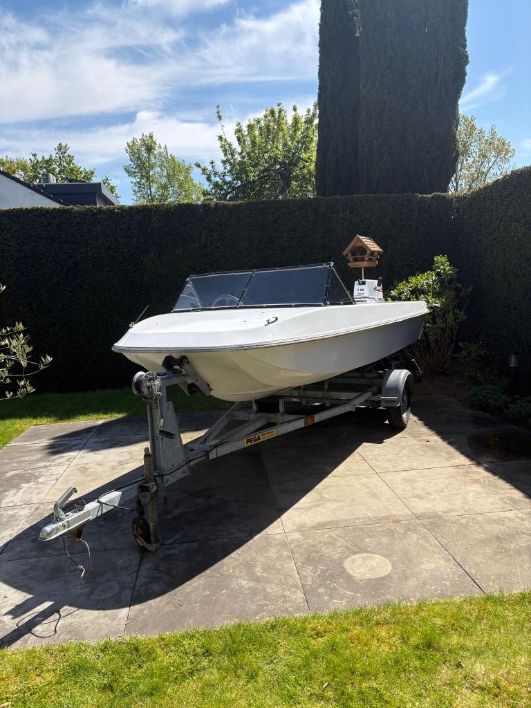 Motorboot incl trailer en Johnson buitenboordmotor 30 PK, Watersport en Boten, Gebruikt, Buitenboordmotor, Trailer, Benzine
