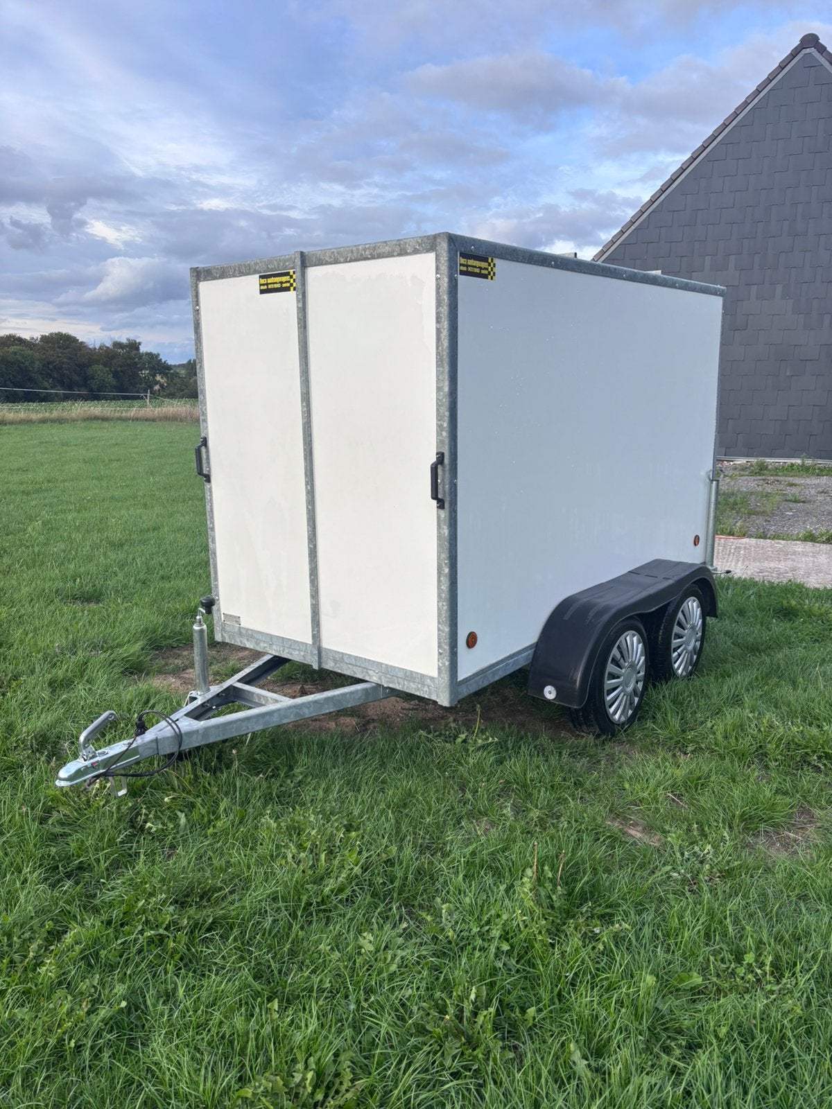 À VENDRE – GRANDE REMORQUE FERMÉE 750 KG – ÉTAT QUASI NE, Enlèvement, Comme neuf