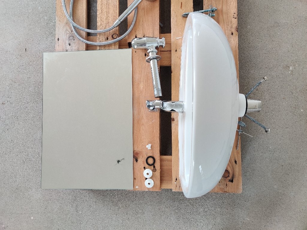 Witte lavabo met kraan, sifon en spiegel inbegrepen, Doe-het-zelf en Bouw, Sanitair, Ophalen, Zo goed als nieuw, Wastafel