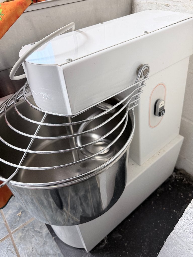 Kneedmachine van 10 kg, 1600 gram deeg of meer, Ophalen, Zo goed als nieuw, Zonder timer