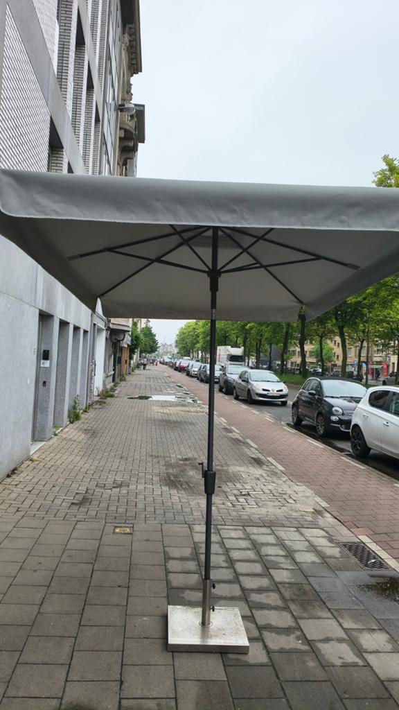 Parasol xxl 2000 x 3000,vrije doorgang 1900, Ophalen