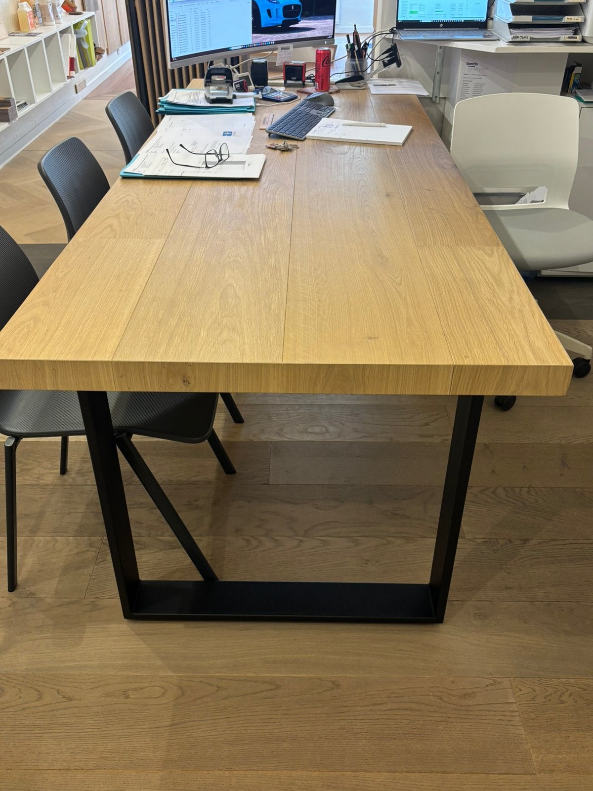 Met eik beklede tafel 220x90cm. Zwart  gelakte u poten., Ophalen, Zo goed als nieuw