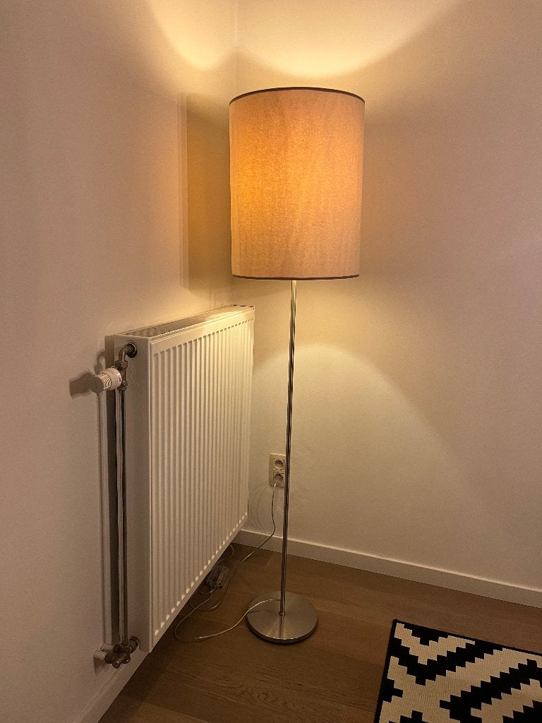 Moderne vloerlamp met stoffen kap, Huis en Inrichting, Lampen | Vloerlampen, Ophalen