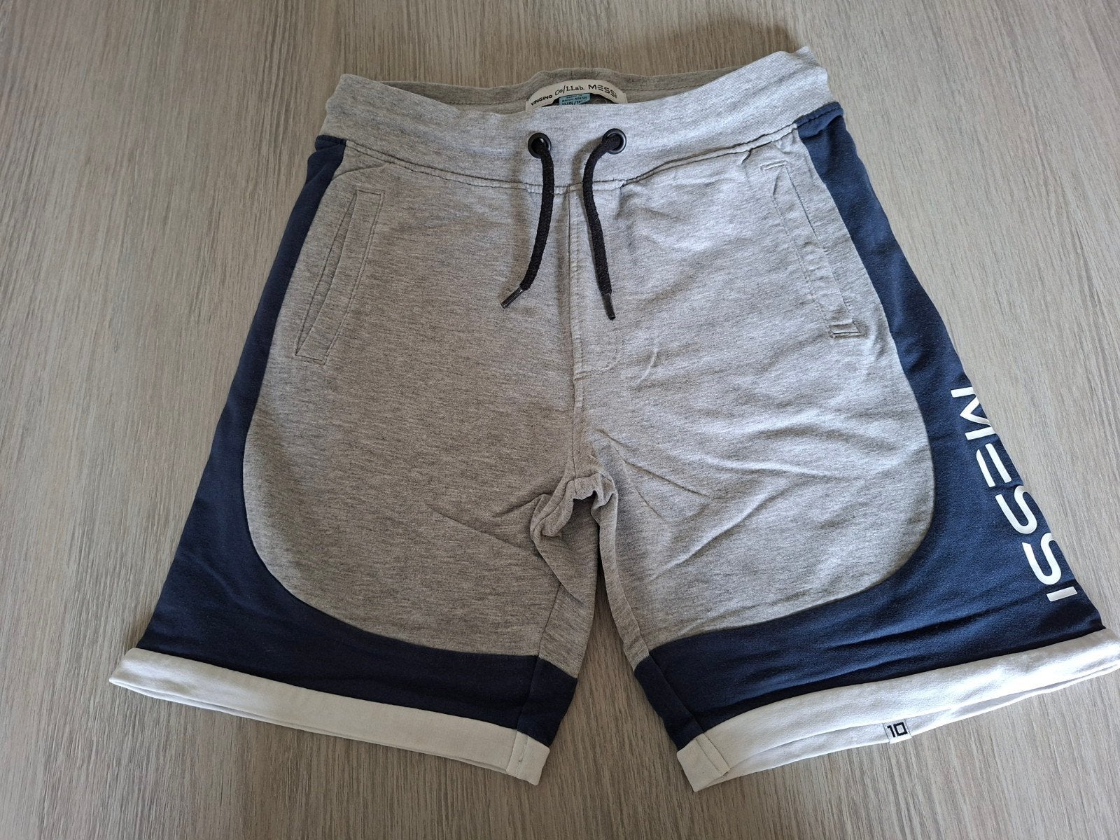 Licht grijze short Vingino Messi 146/152, Kinderen en Baby's, Kinderkleding | Maat 146, Broek, Vingino Messi, Jongen of Meisje