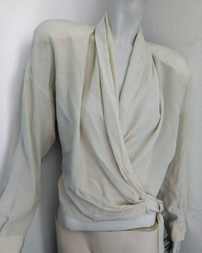 Blouse portefeuille en soie Pin Up Girl M, Vêtements | Femmes, Blouses & Tuniques, Taille 38/40 (M), Enlèvement ou Envoi, Beige