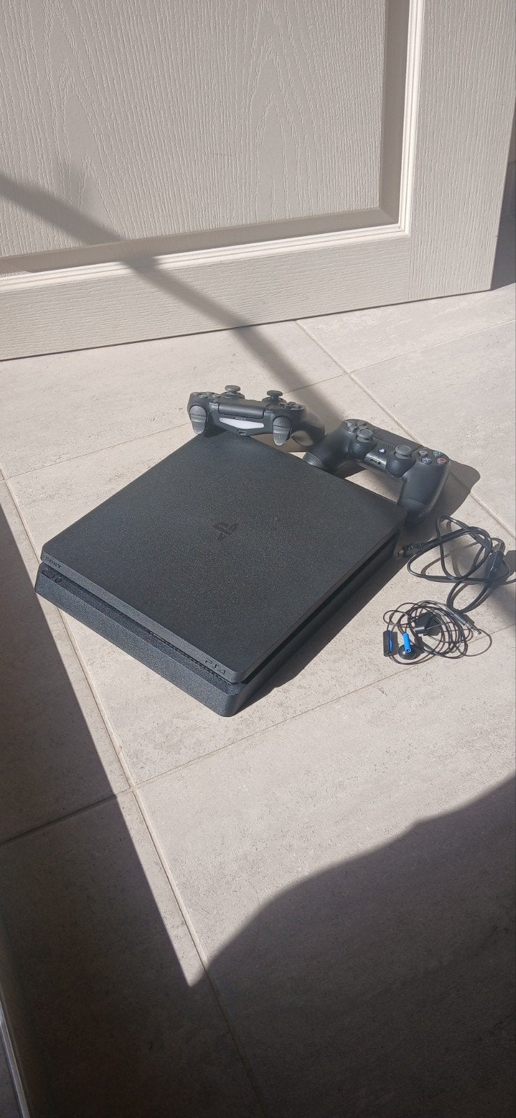 PS4 SLIM met 2 controlers , oplader , oortje en kabels, 500 GB, Comme neuf, Enlèvement, Avec 2 manettes
