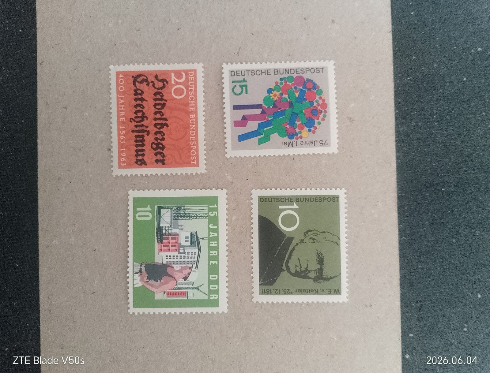 Quatre timbres d'histoire postfrisch, Enlèvement ou Envoi