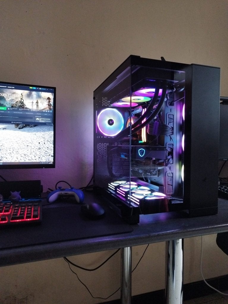 Setup Gaming 4k ryzen7 9800X3D - RTX 5070 - 32GB DDR5, Informatique & Logiciels, Le pc est monté avec différentes marques, Comme neuf
