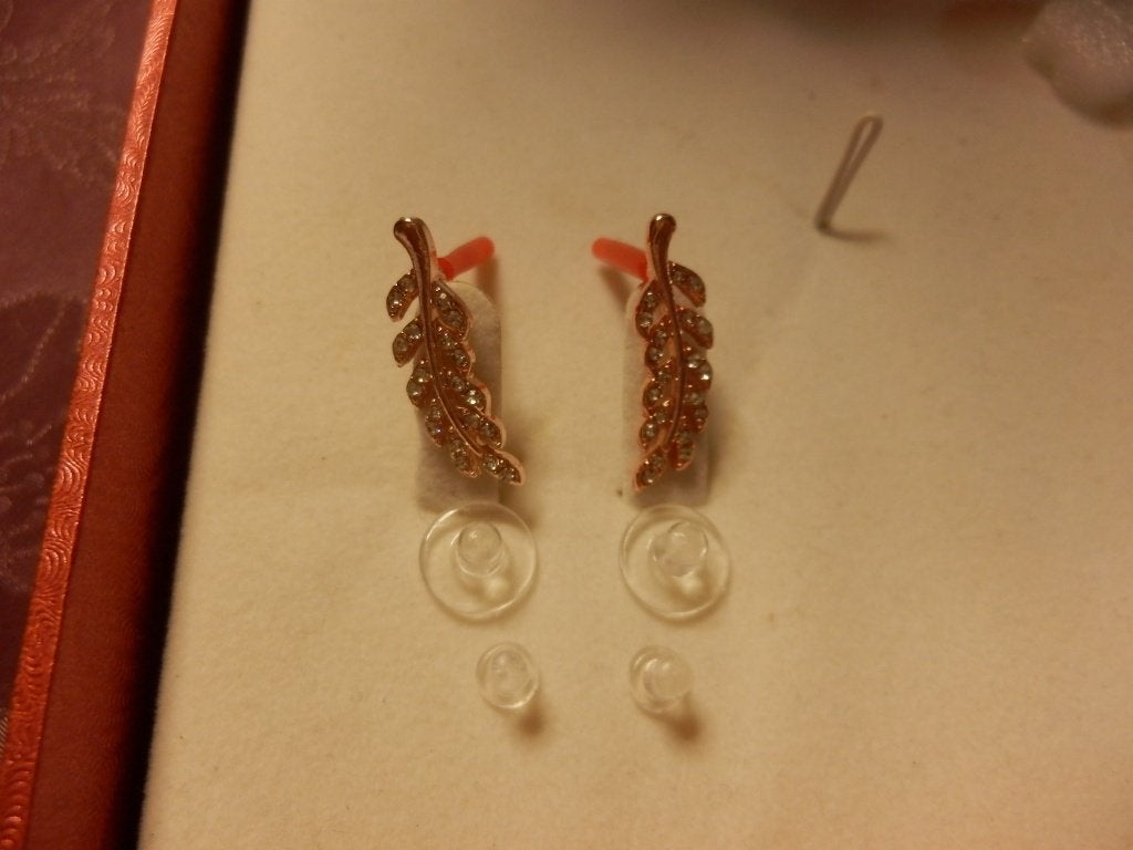 (2)- boucles d'oreille dorée rose fantaisie -neuves - shein, Handtassen en Accessoires, Nieuw, Ophalen of Verzenden, Roze, Knopjes of Stekers