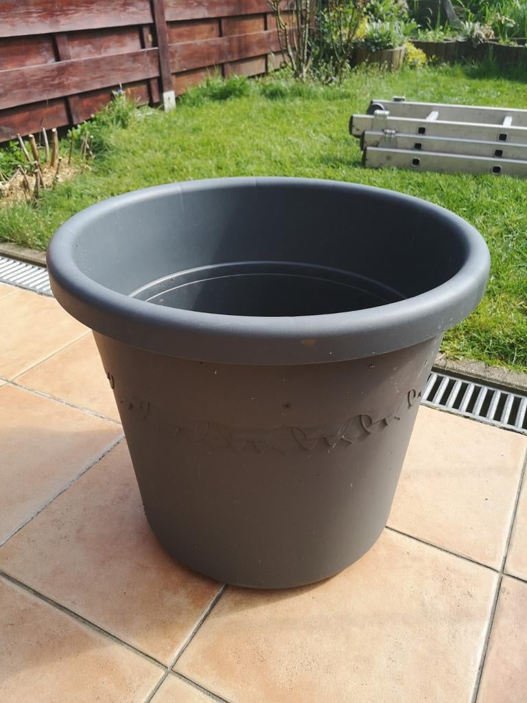 Grand pot en pvc gris anthracite sur roulettes, Jardin & Terrasse, Rond, Comme neuf, Enlèvement, Intérieur