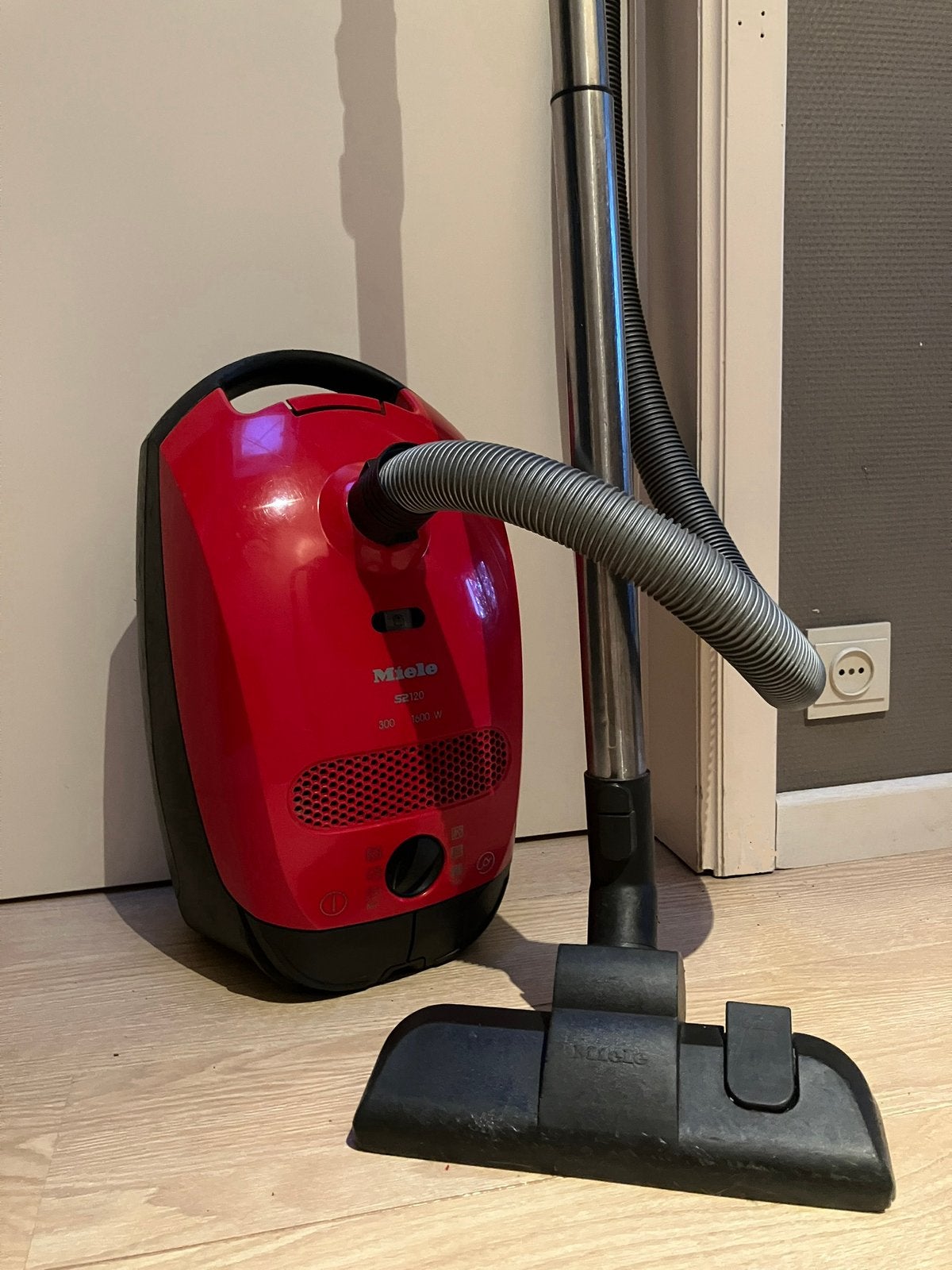 Aspirateur Miele S2120 (1600 watts), Enlèvement ou Envoi, Comme neuf, Puissance d'aspiration réglable, Miele
