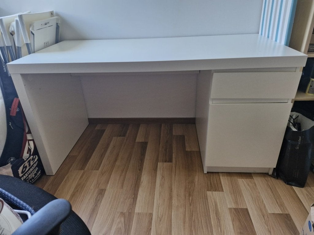 bureau, Huis en Inrichting, Bureaus, Gebruikt, Computerbureau, IKEA, Klassiek, Spaanplaat of MDF, Wit, Demontabel, Kabelgoot, Met lades