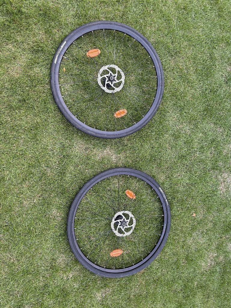 Paire de roues vélo 28" / 700C – neuves – freins à disque, Vélos & Vélomoteurs, Triban, Autres matériaux, Comme neuf, Roue