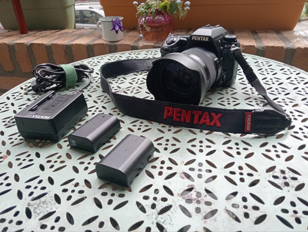 PENTAX K7 SR AVEC 2 BATTERIES ET CHARGEUR objectif sigma 17-, Enlèvement ou Envoi, Comme neuf, Reflex miroir, Pentax