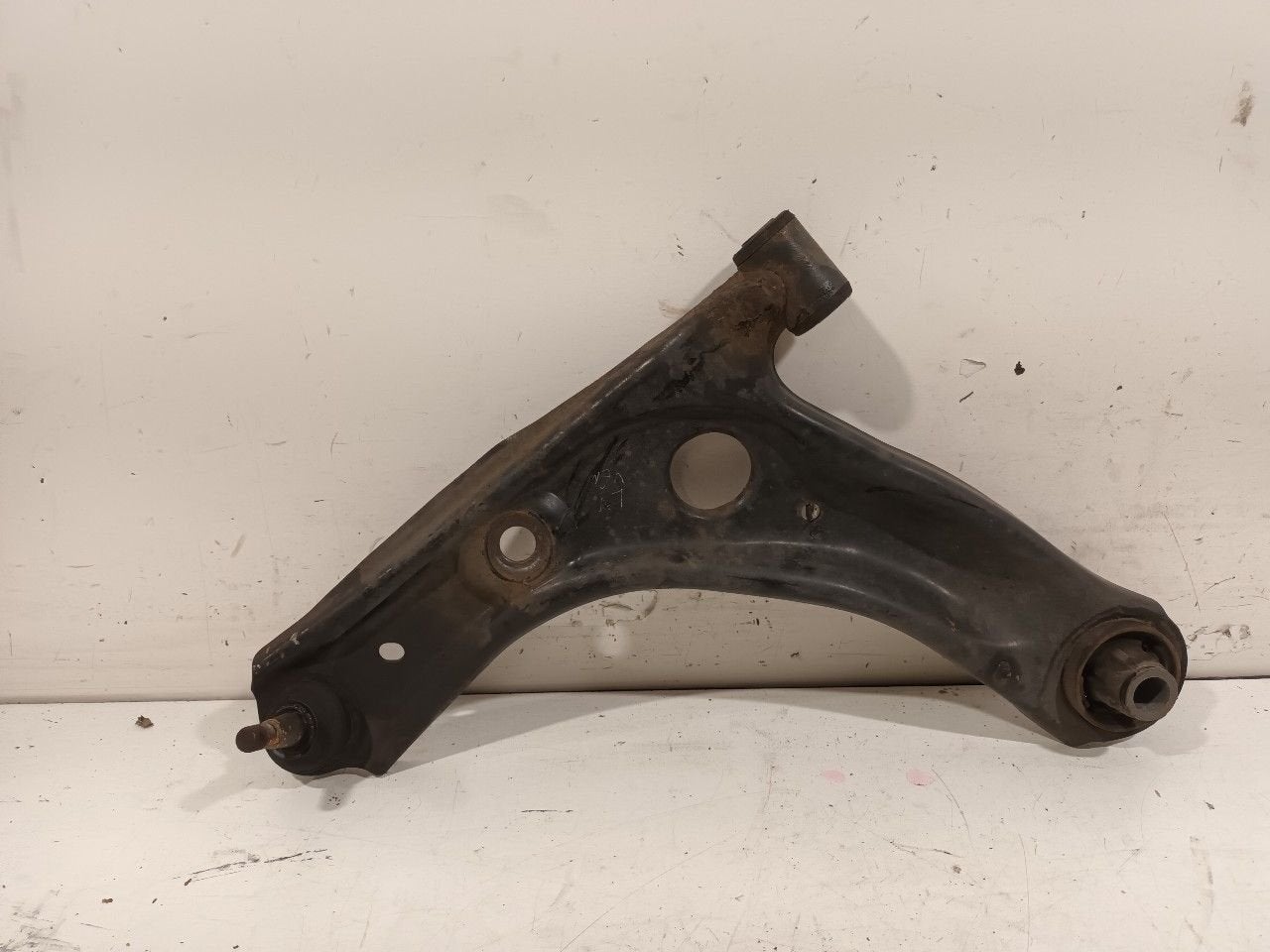 Draagarm links voor Peugeot 108, Onderdelen@venauto.nl, Van der Ven Autorecycling B.V., Gebruikt, Ettenseweg 76, 4706 PB Roosendaal, The Netherlands