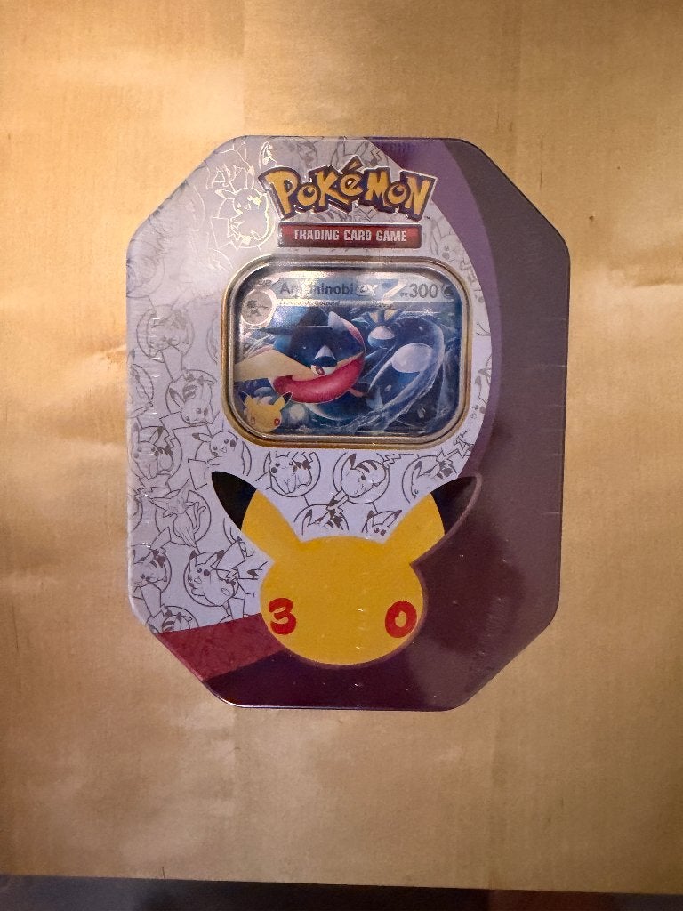 Pokémon 30e Anniversaire - boîte métal Amphinobi-ex FR, Enlèvement ou Envoi, Neuf, Autres types