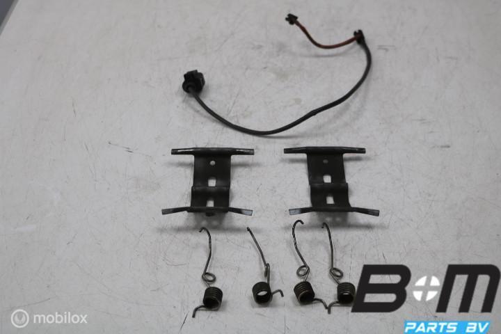 2x bevestgings materiaal remblokken Audi RS3 4E0698269B, Gebruikt