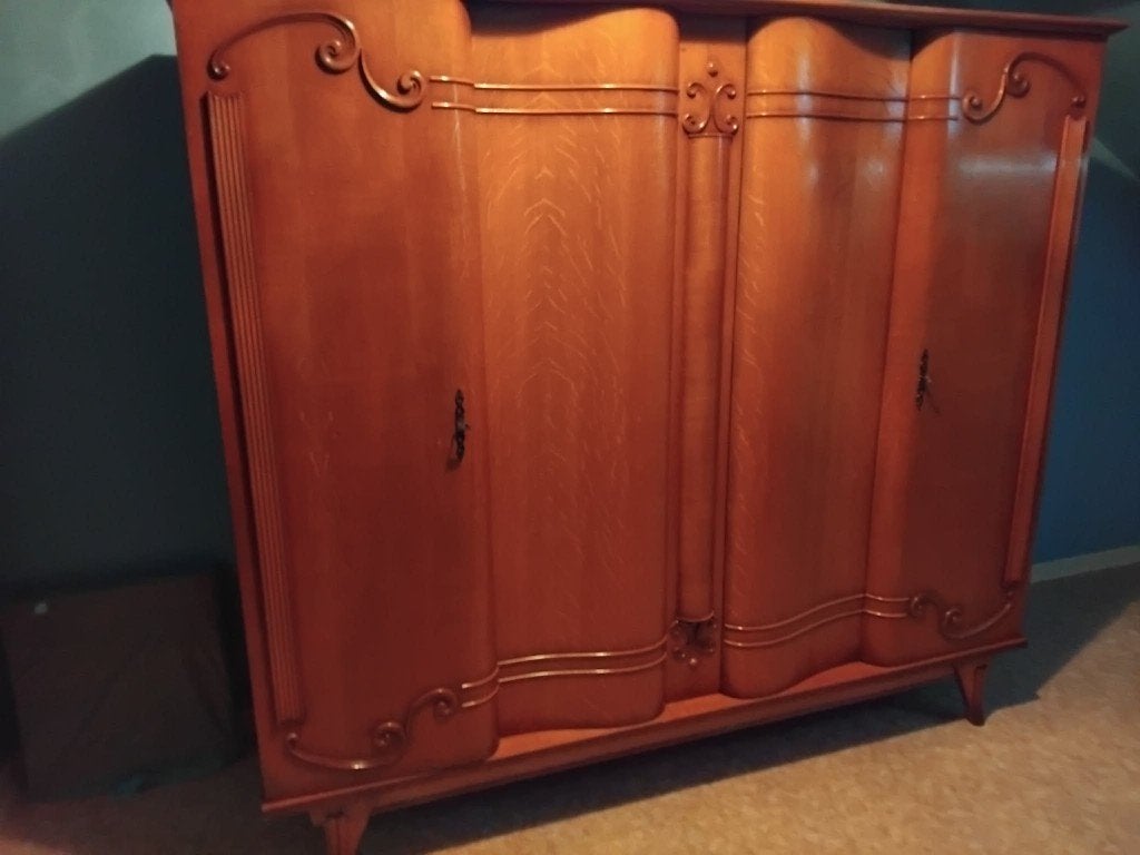 GRATIS 4 DEURS KLEERKAST EN COMMODE, Huis en Inrichting, Ophalen, Zo goed als nieuw