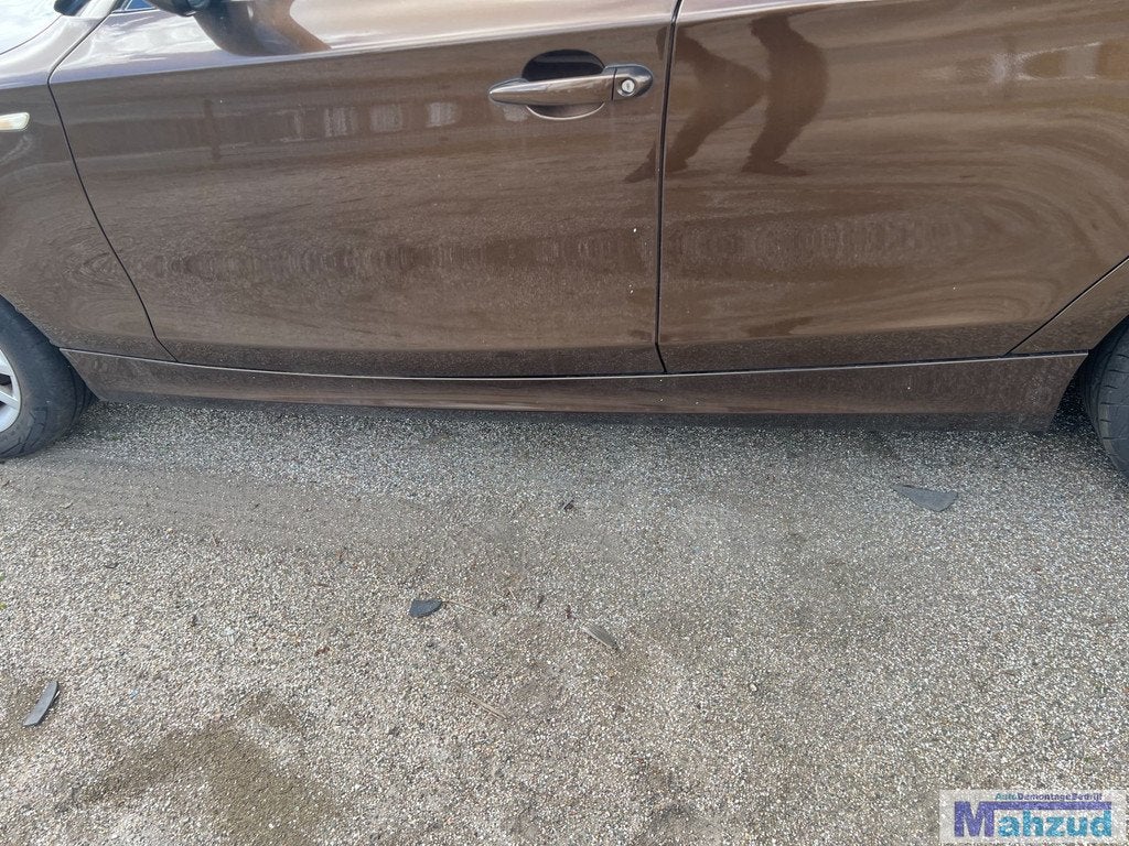 BMW 1 serie E87 Bruin B09/8 links zijskirt 2004-2011, Auto-onderdelen, Petuelring 130
80788  Munich, DE, Gebruikt, Info@bmw.de