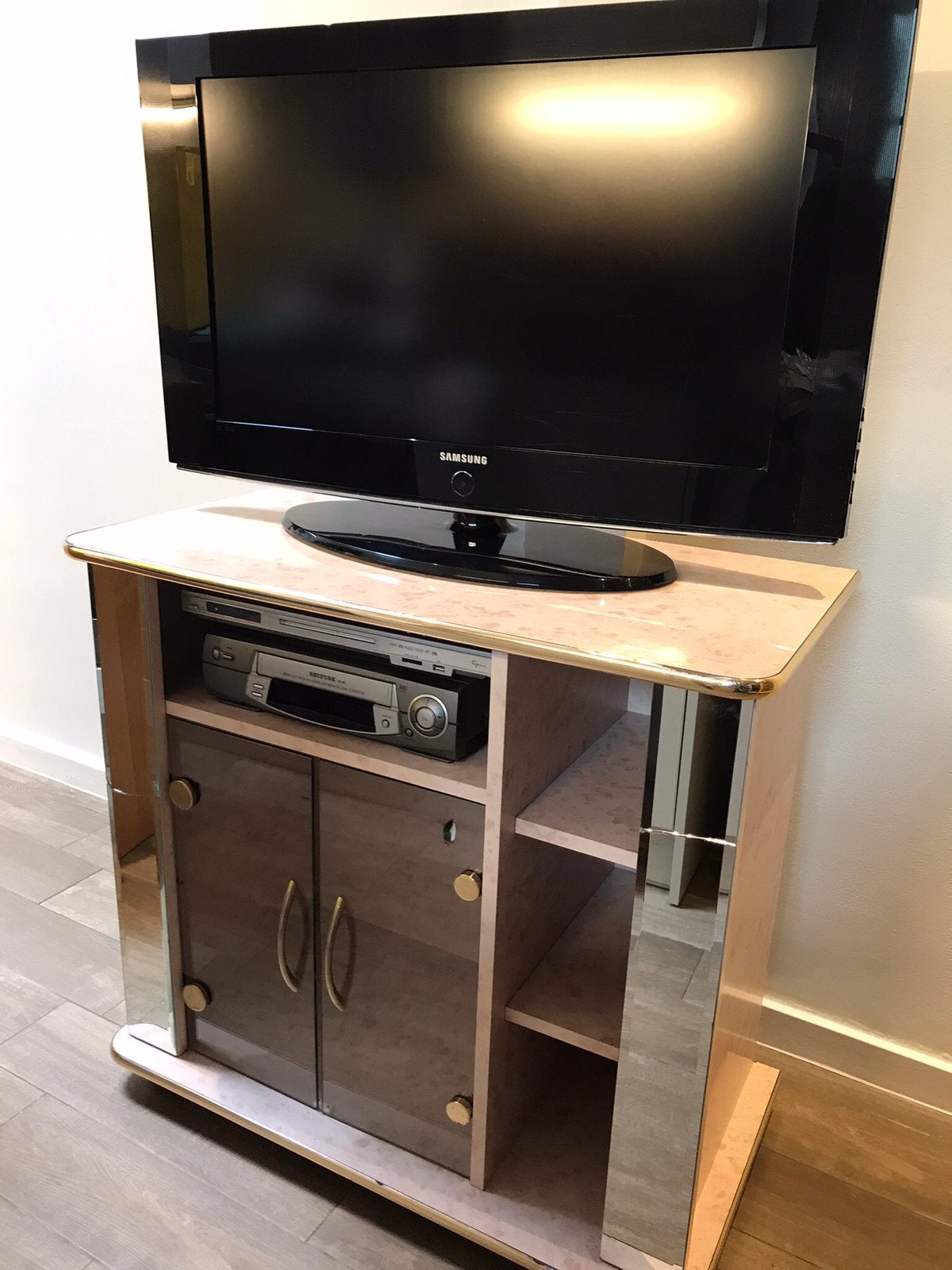 MOOİE TV KAST OP WİELEN, 25 à 50 cm, Enlèvement ou Envoi, Moins de 100 cm, Utilisé