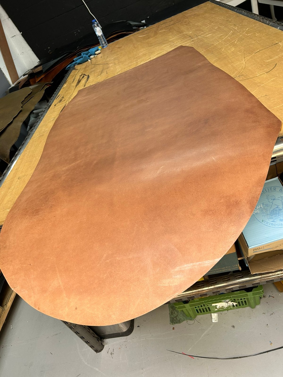 Lichtbruin patina tuigleer 3-3,5 mm dikte half soepel nr 7, Hobby en Vrije tijd, Stoffen en Lappen, Ophalen of Verzenden, Zo goed als nieuw