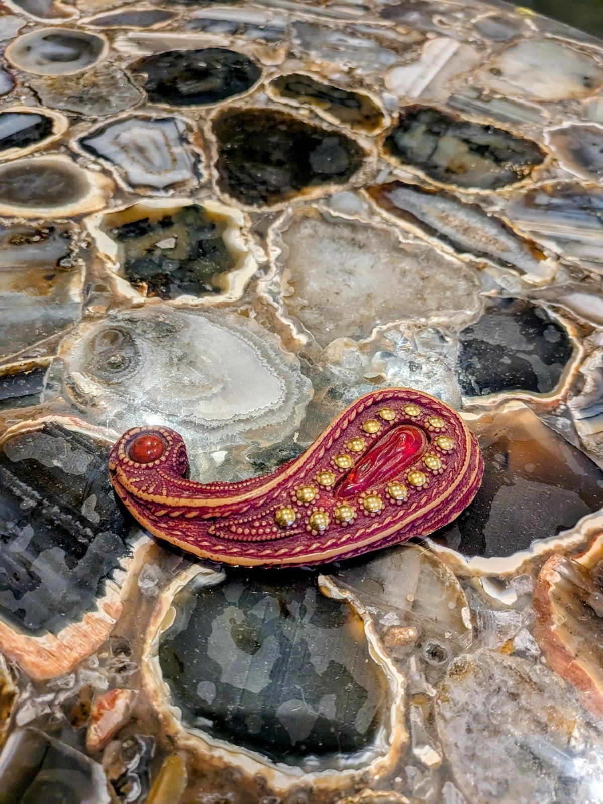 Vintage broche van Kalinger Paris — Paisley/kasjmierpatroon, Rood