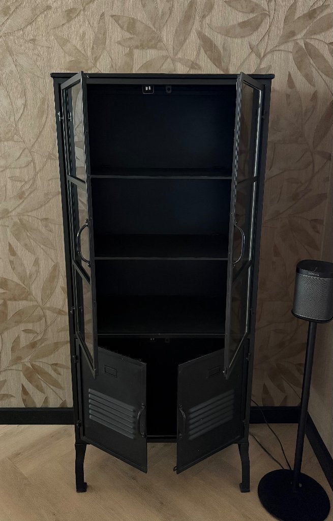 Stoere Industriële Vitrinekast – Zwart Metaal Locker & Glas, Huis en Inrichting, Kasten | Vitrinekasten, Ophalen, Met deur(en)