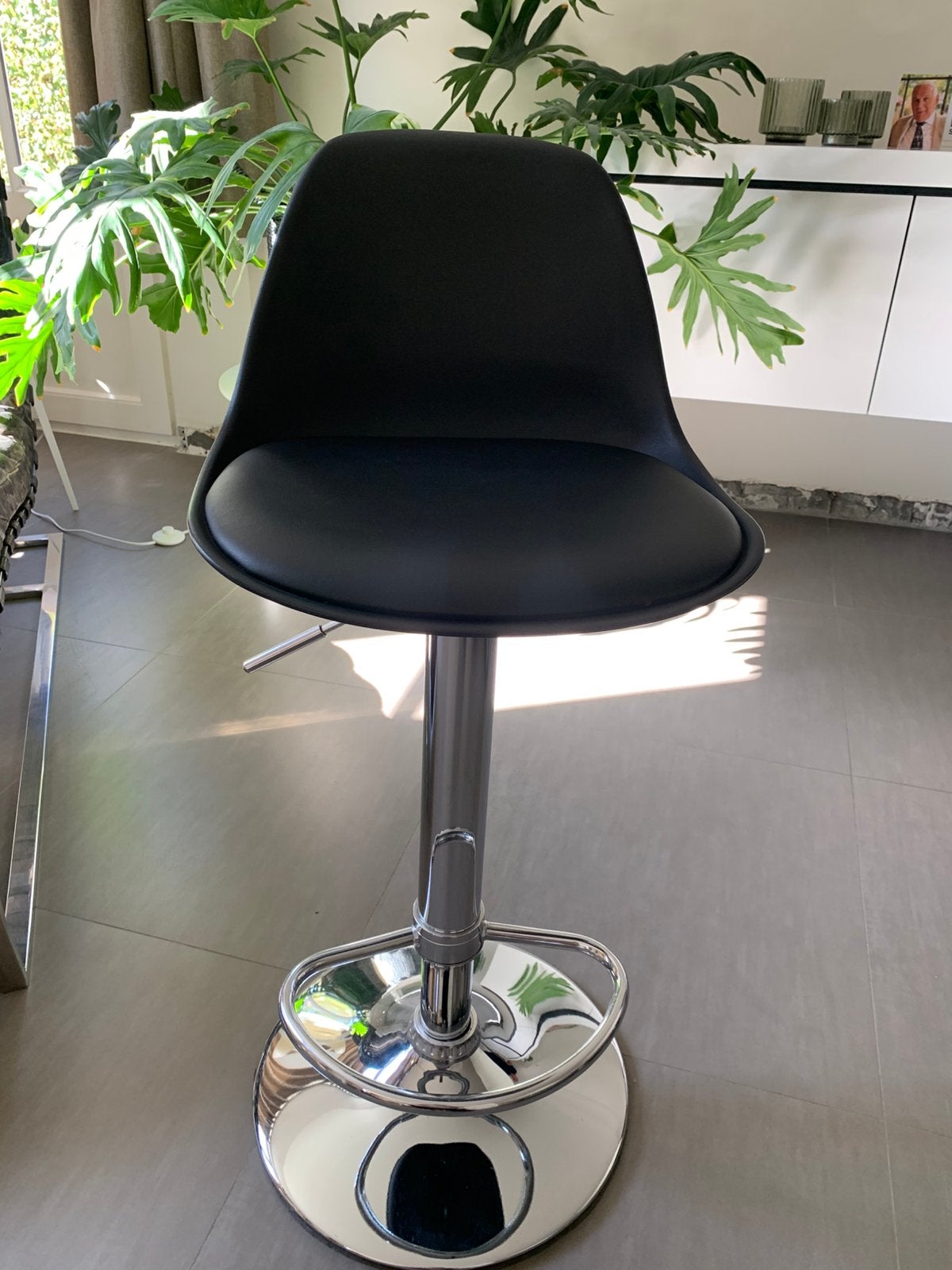 4 zwarte barkrukken met inox poot, Ophalen, Kunststof, Gebruikt, 60 tot 90 cm