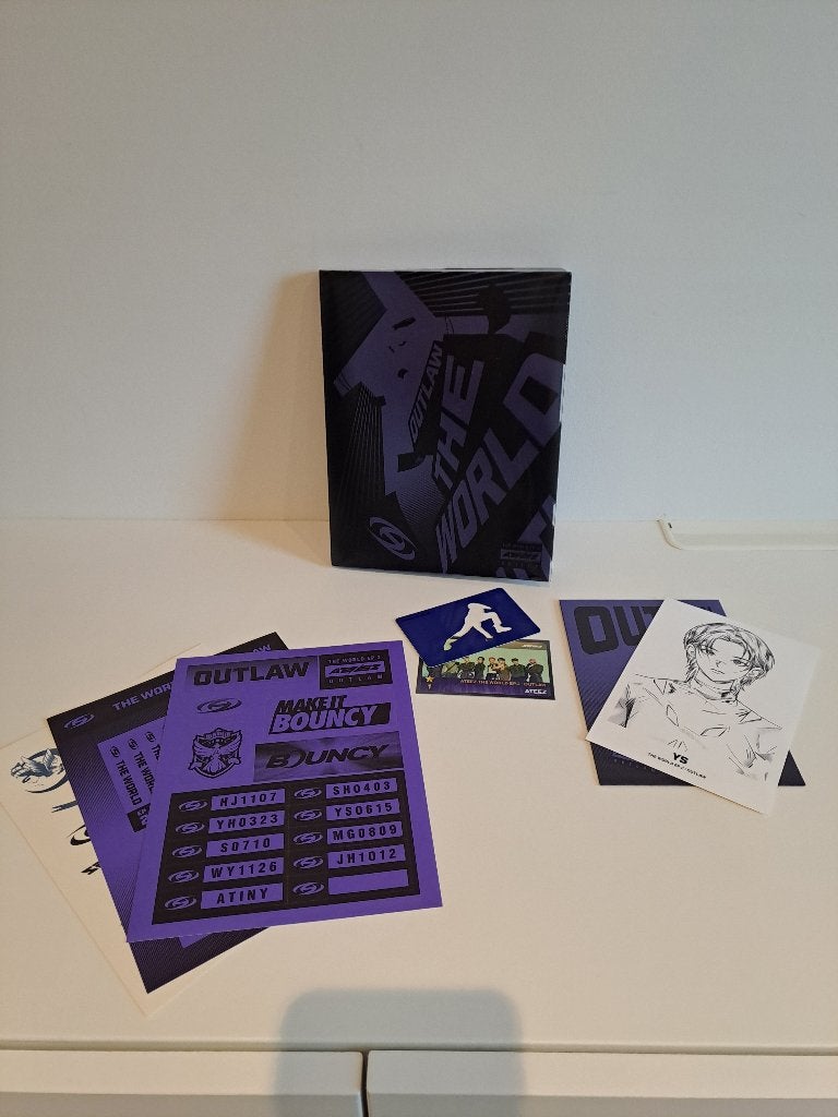 Kpop ATEEZ The world Outlaw A version., Cd's en Dvd's, Ophalen of Verzenden, Zo goed als nieuw, Pop, Album