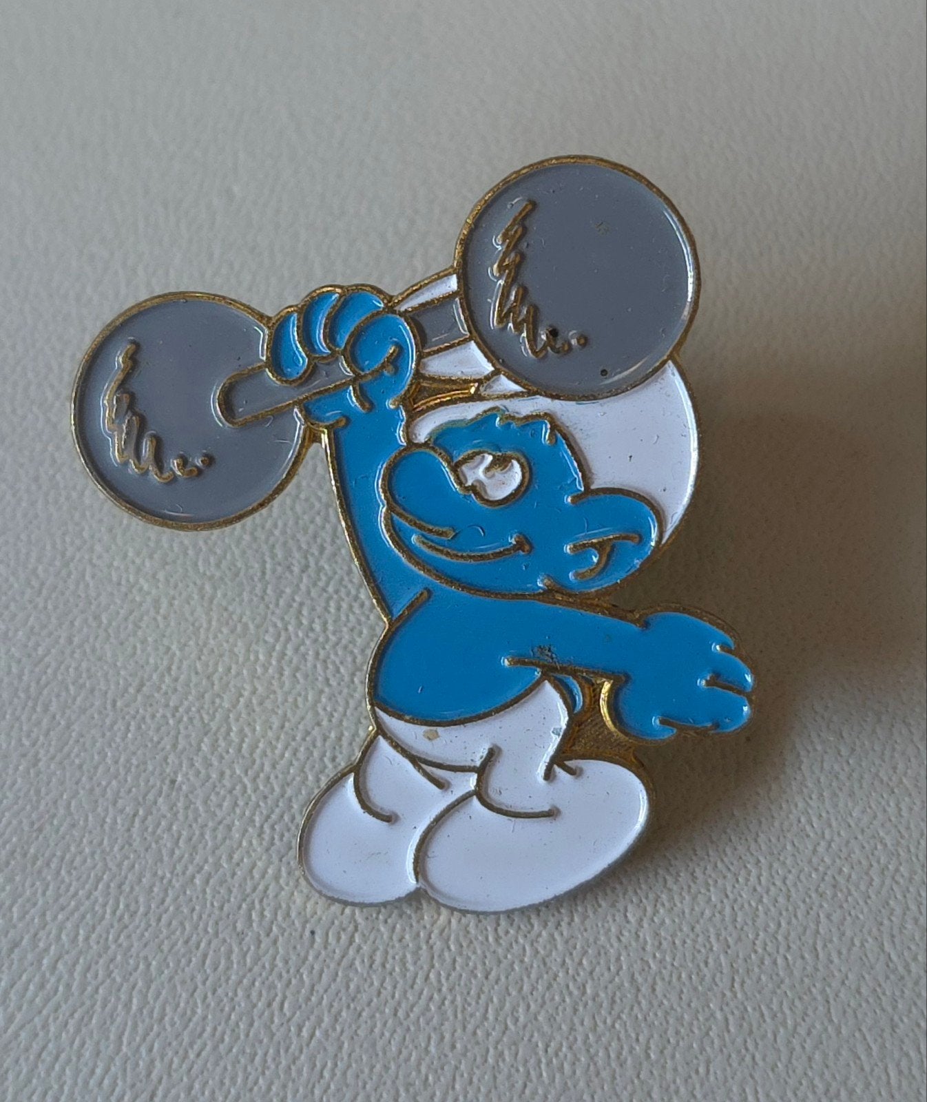 Pin's Schtroumpf avec haltère, Verzamelen, Smurfen, Verzenden, Gebruikt, Overige Smurfen, Poppetje, Figuurtje of Knuffel
