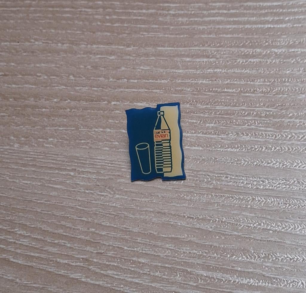 PIN - EVIAN - WATER - EAU MINÉRALE, Envoi, Utilisé, Marque, Insigne ou Pin's