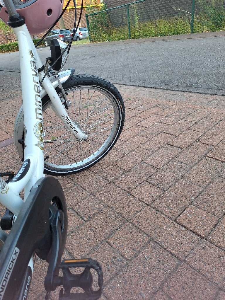 Velo fille avec casque, Frein sur jante, Frein à main, Minerva, Enlèvement