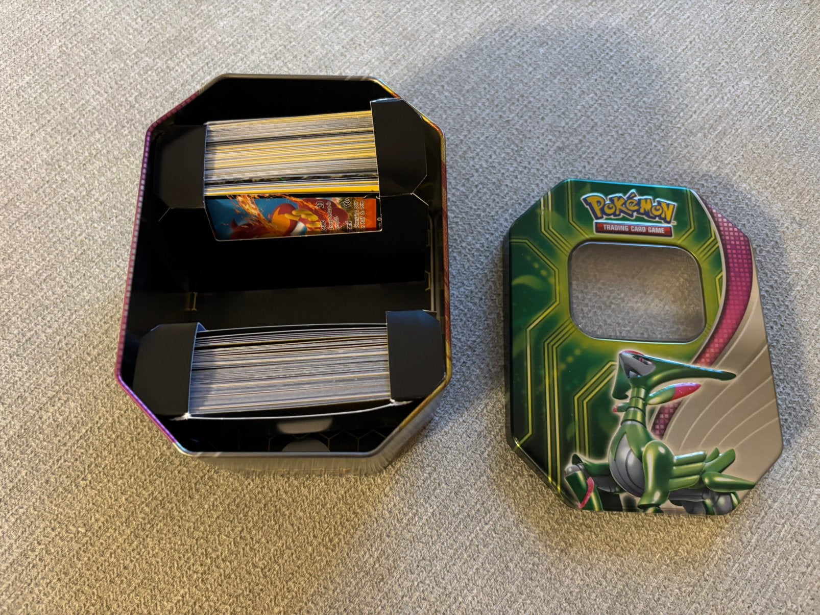 Boîte avec 135 cartes Pokémon (21 rares) + 5 cartes à code, Enlèvement ou Envoi, Comme neuf