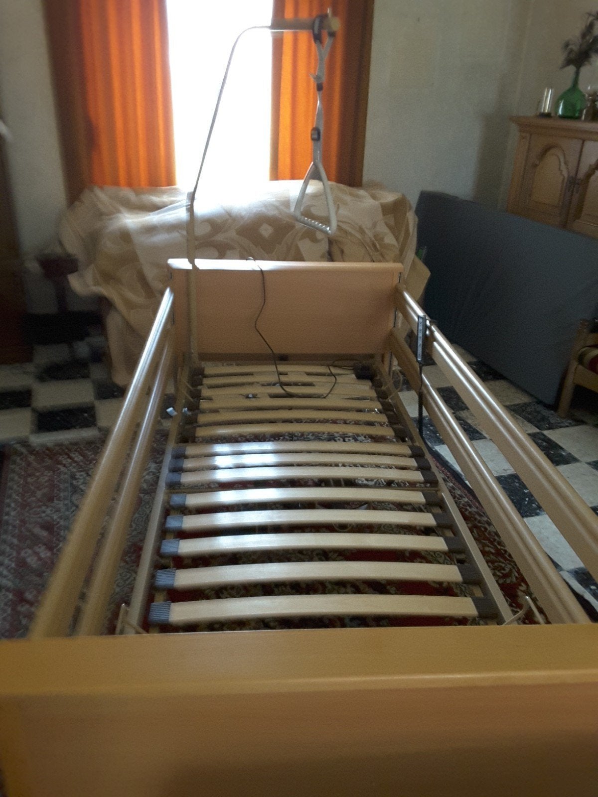 Ziekenhuisbed / verzorgbed / hoog laag Bed / Modern design, Huis en Inrichting, Ophalen, Zo goed als nieuw, Hout, Verstelbaar