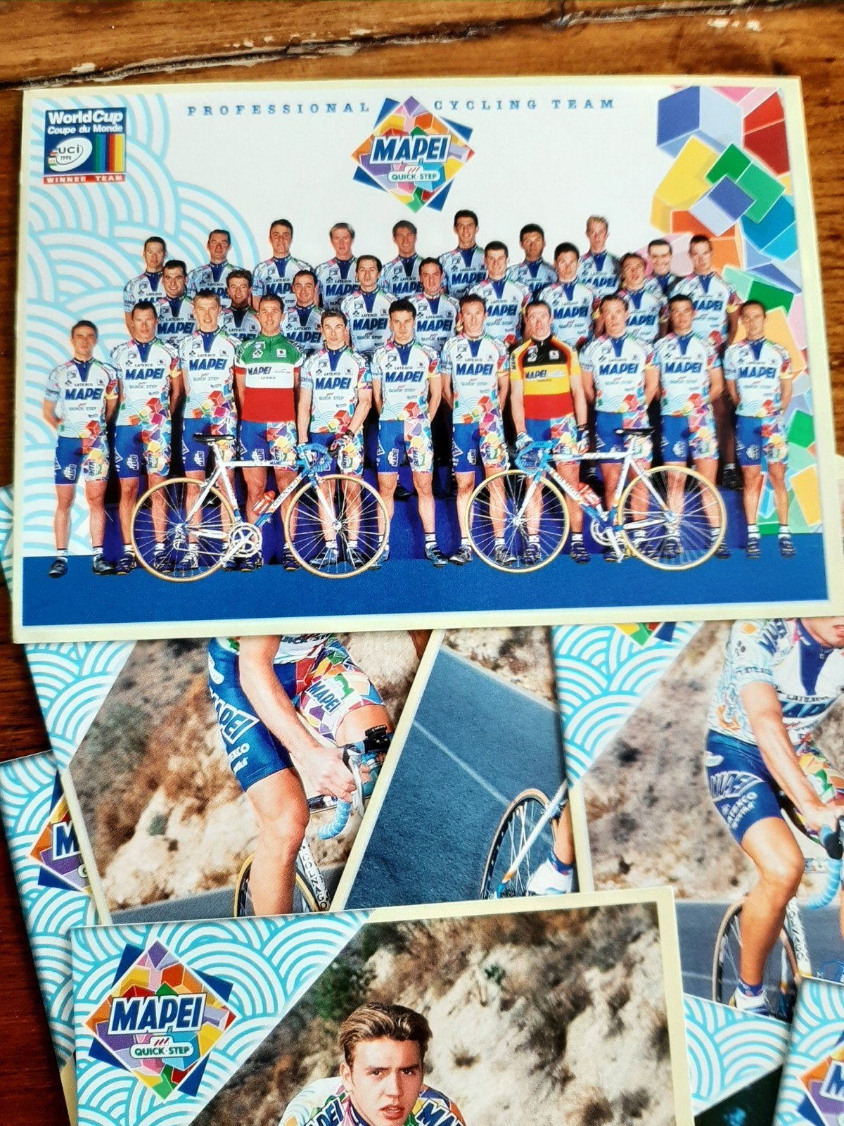 Équipe cycliste professionnelle Mapei année 1999

30 photos., Enlèvement ou Envoi